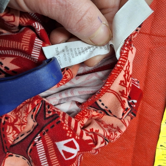 LuLaRoe Kids Leggings - Red and Pink Pattern - Picture 11 of 11